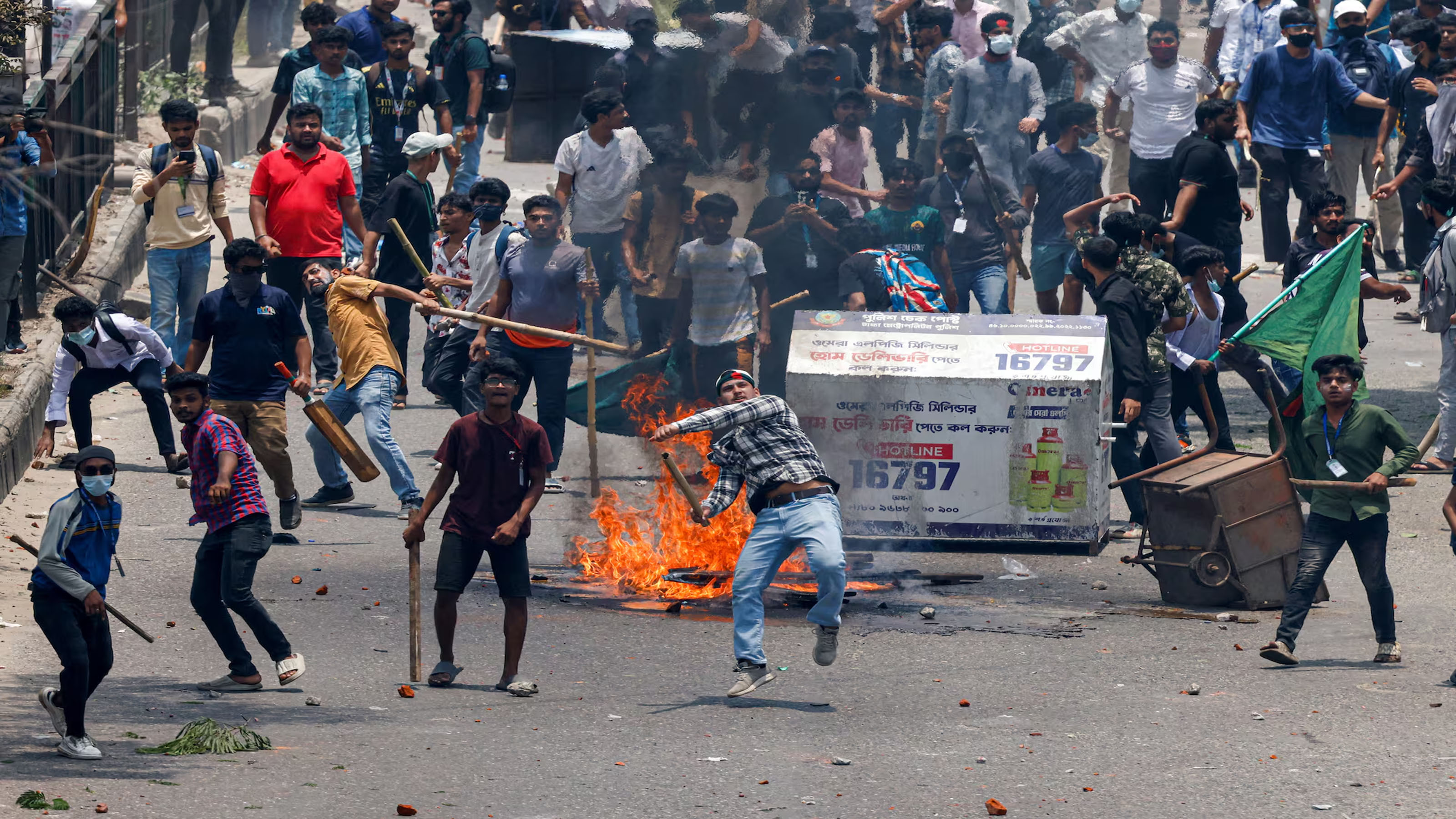 Anti-quota supporters clash with police and Awami League supporters at the Rampura area in Dhaka, Bangladesh     (Image source: Reuters)